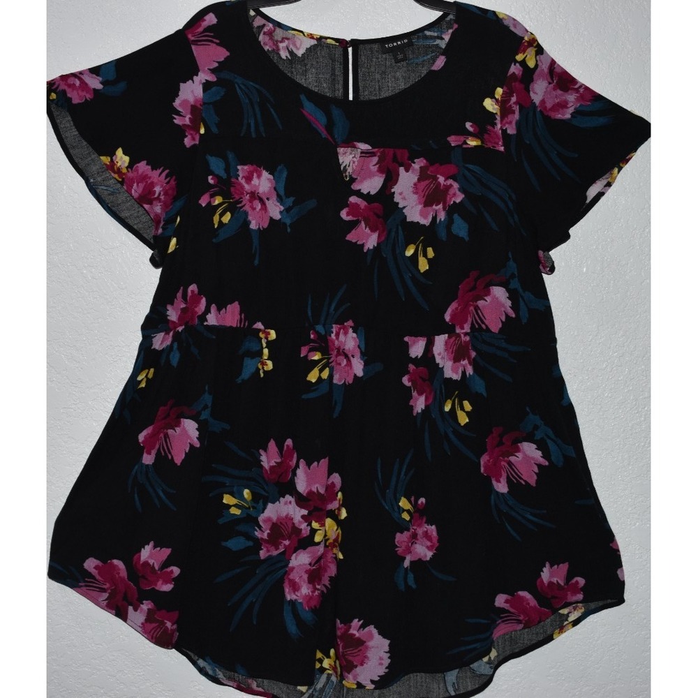 Torrid Black Tropical Top 1X Cut Out Lightweight Flowy‎ Keyhole Back Flutter Slv